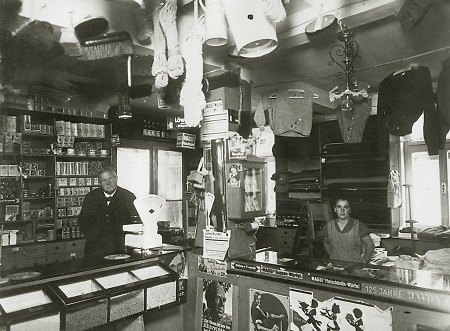 Kaufladen des Frankenberger Bandmachers Heinrich Vöhl, späte 1920er Jahre