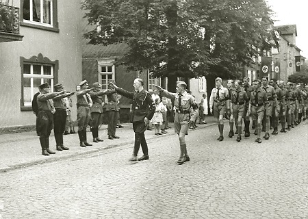 Frankenberger Hitlerjugend während eines Aufmarsches durch Frankenberg, 1936-1939