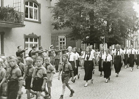 Marsch von Angehörigen des Jungvolks und des Bundes deutscher Mädel, 1936-1939