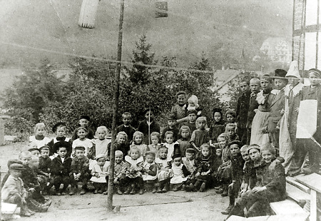 Jüdische und christliche Kinder beim jüdischen Purimfest in Frankenberg, um 1905