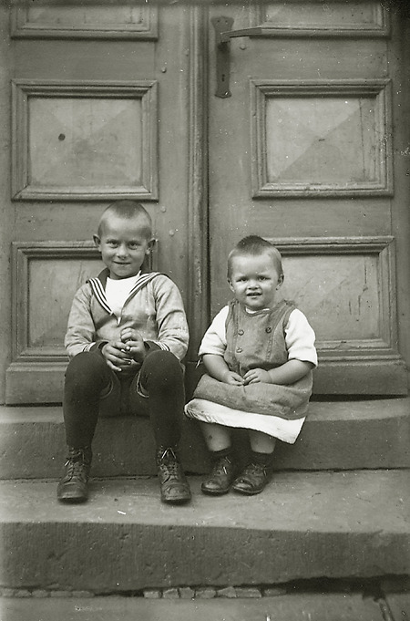 Zwei Frankenberger Brüder vor ihrer Haustür, um 1914
