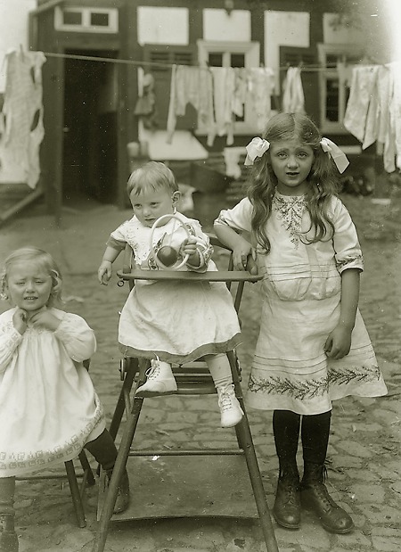 Kinder im Hinterhof, vor 1914