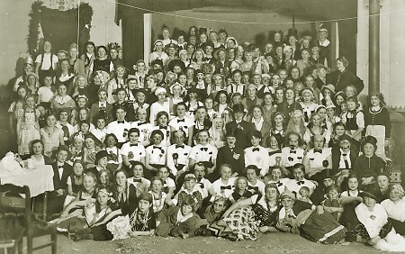 Aufnahme während des Frankenberger Kinderkarnevals, um 1930