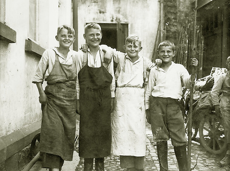 Vier Gerberlehrlinge aus Frankenberg stehen zum Erinnerungsbild zusammen, 1931