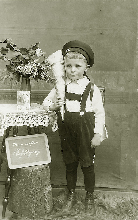 Junge aus Frankenberg am ersten Schultag, 1921