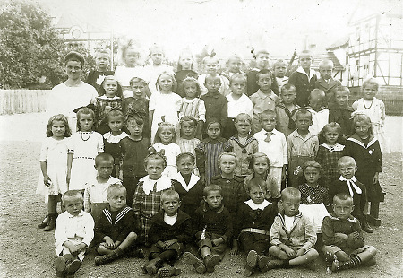 Schulklasse mit ihren Lehrern in Frankenberg am ersten Schultag, 1922