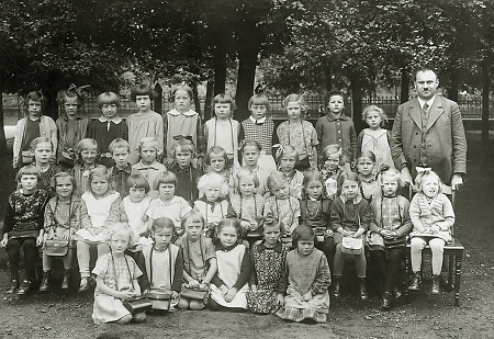 Mädchenklasse der Frankenberger Stadtschule am Ortenberg, 1925