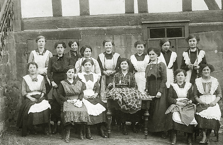 Nähkurs für junge Frauen als Erziehung zur „guten Hausfrau“ in Frankenberg, um 1908