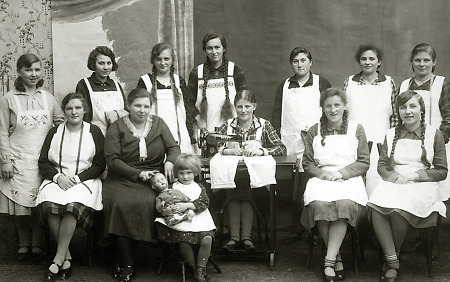Nähkurs für junge Frauen zur Erziehung als „gute Hausfrau“, 1930