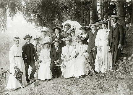 Gemeinsamer Sonntagsausflug von jungen Paaren in Frankenberg, um 1910
