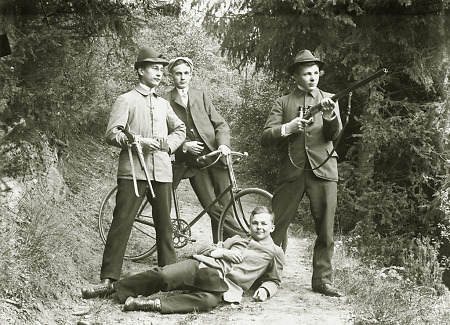 Jugendliche in Frankenberg bei der Inszenierung einer Pirsch, um 1910