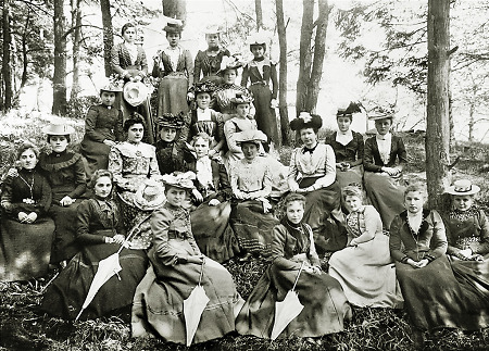 Ausflug junger Frankenbergerinnen am Goßberg, um 1910