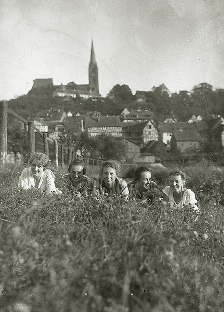 Fünf Freundinnen im Gras auf der Wehrweide Frankenbergs, 1926