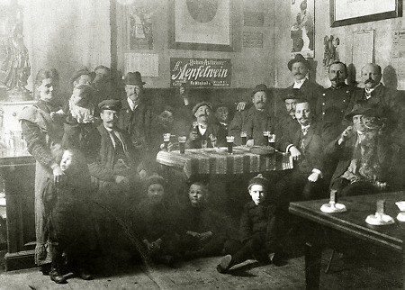 Stammtisch in der Gastwirtschaft Trost in Frankenberg, um 1908