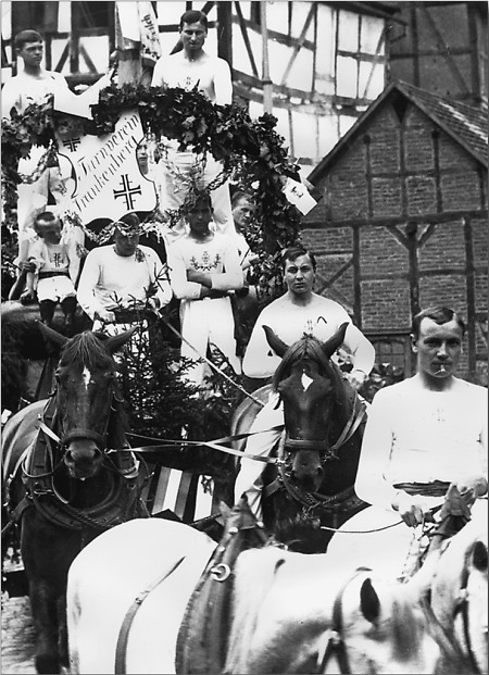 Festwagen des Turnvereins Frankenberg während eines Landwirtschaftsfestes, 1905