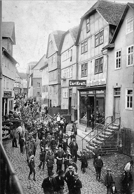 Maizug durch die Neustädter Straße in Frankenberg, 1910-1914