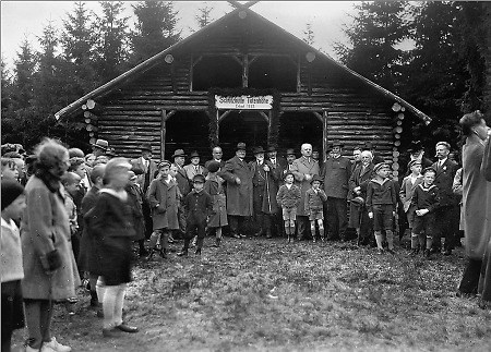 Einweihung einer Schutzhütte auf der Totenhöhe bei Frankenberg, 1932