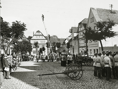 Feuerwehrübung auf dem Frankenberger Obermarkt, späte 1920er Jahre