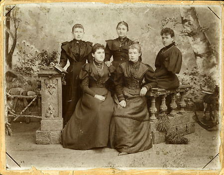 Fünf junge Frauen aus Frankenberg, um 1900