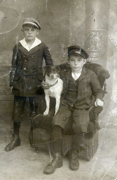 Zwei Jungen aus Frankenberg mit Hund, um 1922/25