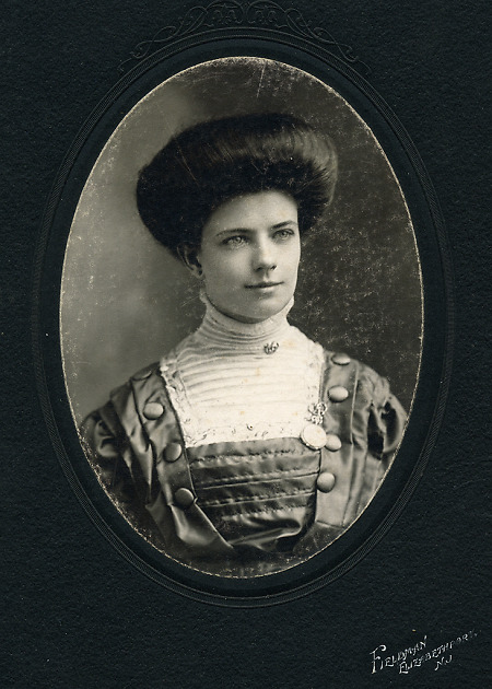 Junge Frau aus Frankenberg (?) in Amerika, um 1900