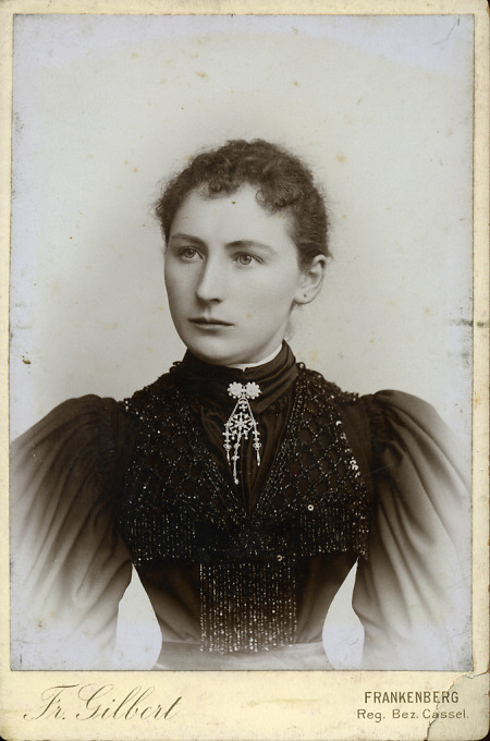 Junge Frau aus Frankenberg, um  1910