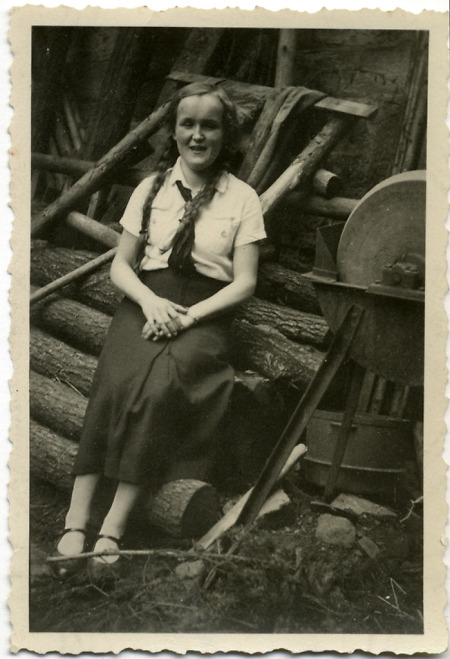 Junge Frau aus Frankenberg in BDM-Kleidung, um 1935-1939