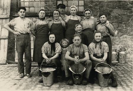 Teilnehmerinnen und Teilnehmer der Melkerschule in Haina, um 1930