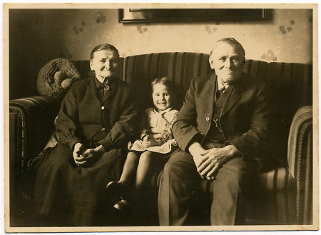 Großeltern mit ihrem Enkelkind in Frankenberg, vor 1918