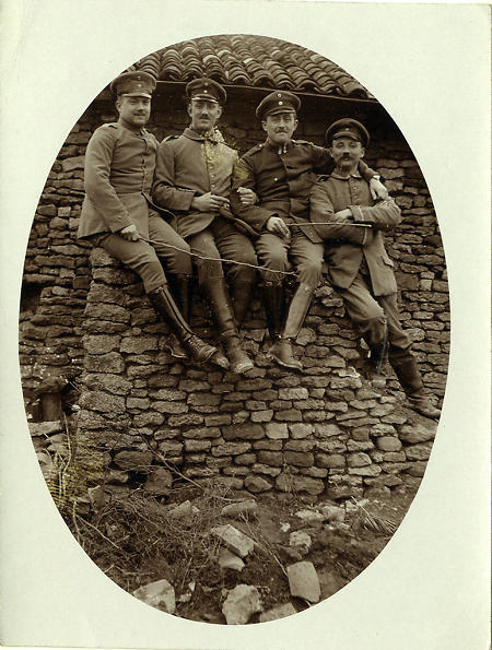 Vier Soldaten auf einer Mauer in Frankenberg, vor 1919