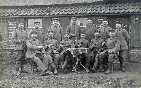Soldaten des Deutschen Heeres mit Wein und Zigaretten, vor 1918