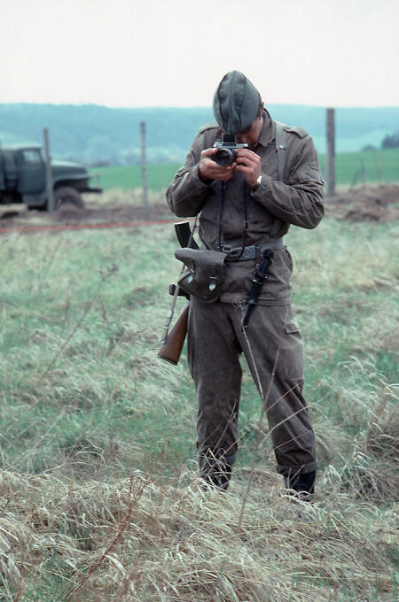 DDR-Soldat fotografiert an der Grenze, um 1955