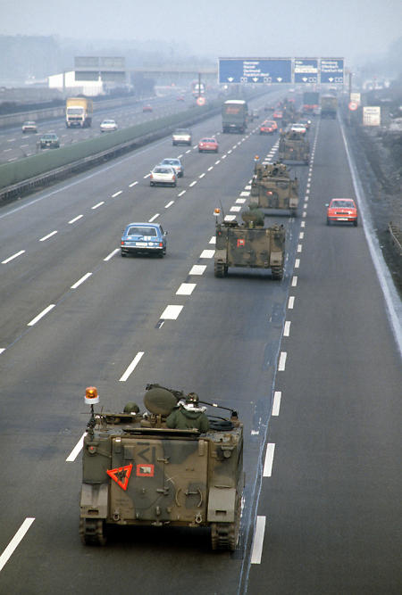M113-Konvoi der Amerikaner auf der Autobahn nähe Frankfurt, 1985