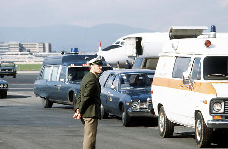 Krankenwagen warten auf die Ankunft von vier Amerikanern und des belgischen Botschafters auf der Rhein-Main Air Base, 10. Oktober 1981