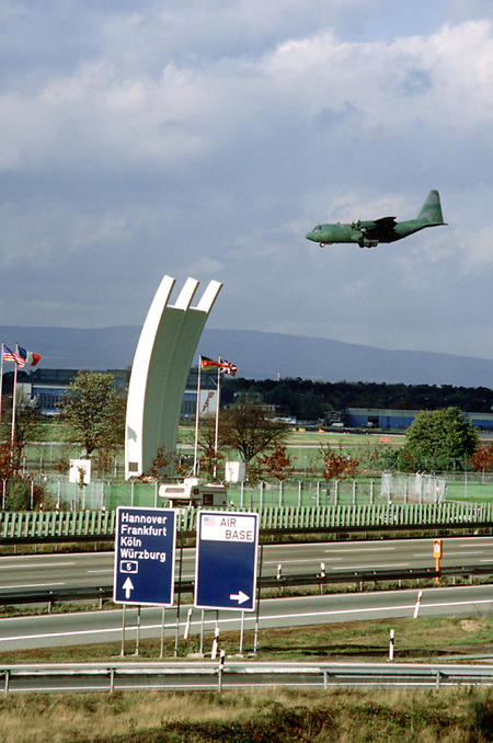 C-130 Hercules beim Flug über das Luftbrückendenkmal in Frankfurt, 10. Januar 1986