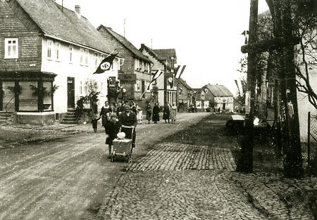 Spaziergänger auf der Marburger Straße in Battenberg, 1. Mai 1933