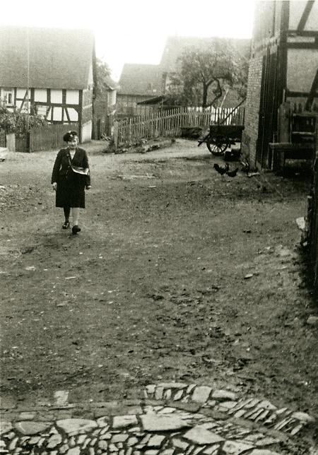 Briefträgerin in Battenberg beim Austragen der Post, 1943-1944