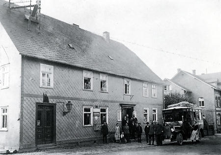 Postamt und Postbus in Battenberg, um 1925
