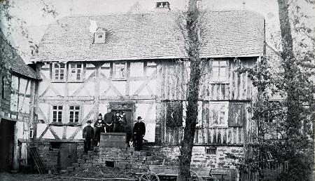 Der Steiger der Grube in Silberg mit Familie vor seinem Haus, 1888