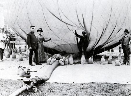 Vorbereitungen zum Ballonaufstieg in Kassel, August 1889