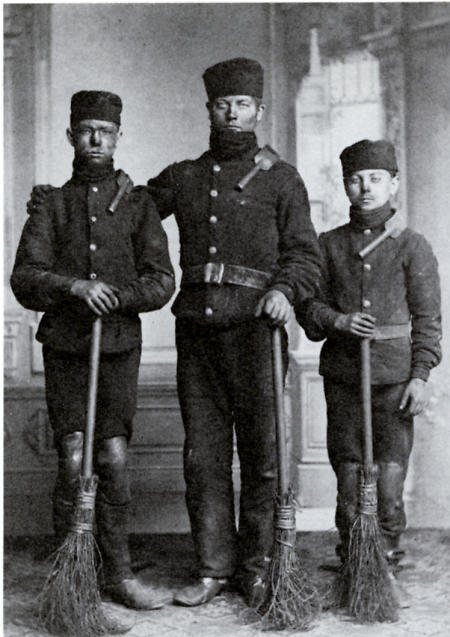 Drei Schornsteinfegerjungen aus Kassel, um 1900