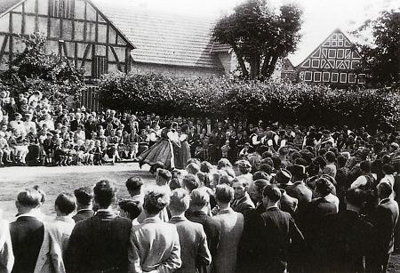 Tanz bei der Dorflinde in Emsdorf, 1953
