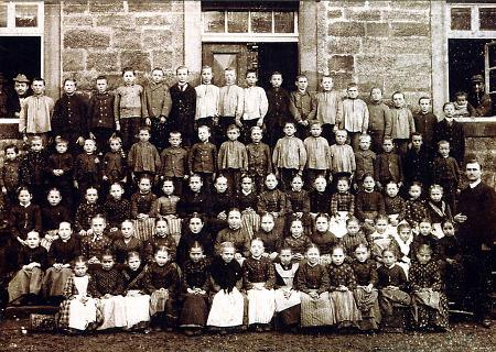 Schüler und Lehrer der Volksschule Haubern, um 1890?