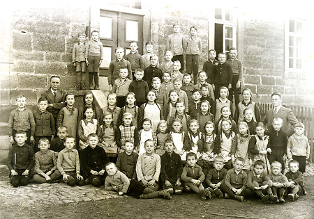 Schulklassen und Lehrer der Volksschule Haubern, um 1937