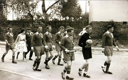 Hauberner Fußballmannschaft auf dem Weg zum Spiel, frühe 1960er Jahre