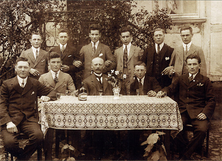 Männergesellschaft anlässlich des Pfingstfestes in Haubern, 1923