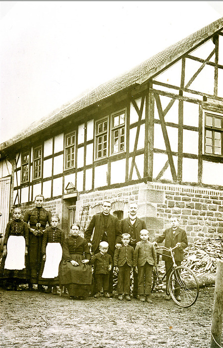 Familie aus Haubern vor ihrem Haus, um 1912