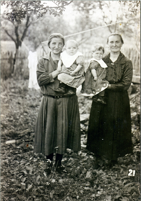 Zwei Frauen mit Kindern in Haubern, um 1925