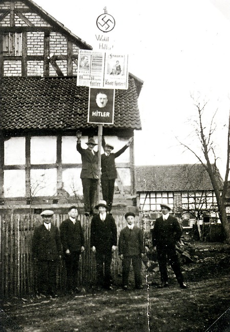 Anhänger Hitlers, die zur Wahl der NSDAP aufrufen bei der Reichstagswahl, 1933