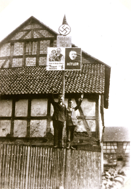 Jugendliche unter Wahlplakaten der NSDAP zur Reichstagswahl, 1933
